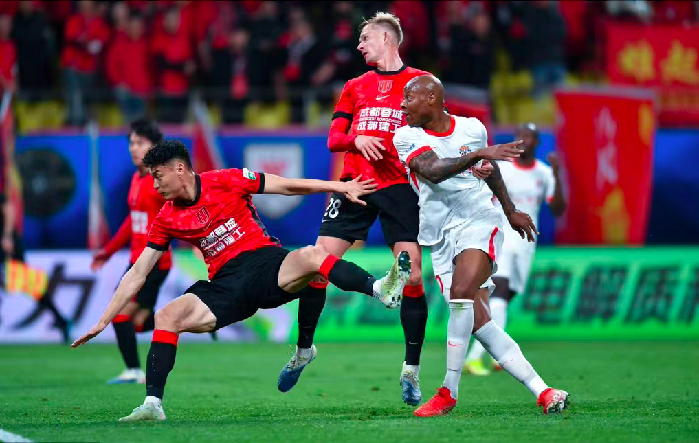 1-0！中场核心角球破门一剑封喉 上赛季第3两连胜领跑中超